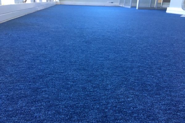 Instalación en oficina de alfombra de color azul